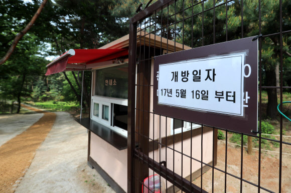 문화재청은 경기도 남양주시 금곡동 ’홍릉과 유릉’(사적 제207호)에 있는 덕혜옹주묘와 의친왕묘를 16일부터 일반에 공개했다. 덕혜옹주(1912∼1989)는 고종과 복녕당 양씨 사이에서 태어난 대한제국의 마지막 황녀이다. 의친왕(1877∼1955)은 고종의 다섯째 아들이다. 문화재청은 대한제국 선포 120주년을 맞아 이번에 일반인에게 전면 개방하기로 했다. 사진은 덕혜옹주묘와 의친왕묘 입구의 모습.  연합뉴스