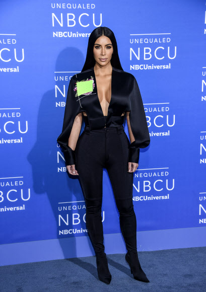 킴 카다시안이 15일(현지시간) 미국 뉴욕의 라디오 시티 뮤직홀에서 열린 ‘ NBCUniversal Network 2017 Upfront’에 참석해 포즈를 취하고 있다. AP 연합뉴스