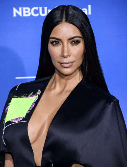 킴 카다시안이 15일(현지시간) 미국 뉴욕의 라디오 시티 뮤직홀에서 열린 ‘ NBCUniversal Network 2017 Upfront’에 참석해 포즈를 취하고 있다. AP 연합뉴스