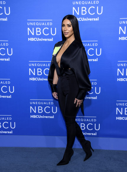 킴 카다시안이 15일(현지시간) 미국 뉴욕의 라디오 시티 뮤직홀에서 열린 ‘ NBCUniversal Network 2017 Upfront’에 참석해 포즈를 취하고 있다. AP 연합뉴스