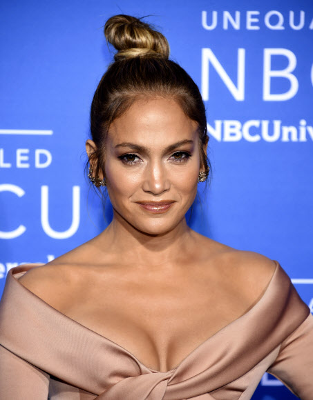 헐리우드 스타 제니퍼 로페즈가 15일(현지시간) 미국 뉴욕의 라디오 시티 뮤직홀에서 열린 ‘ NBCUniversal Network 2017 Upfront’에 참석해 포즈를 취하고 있다. AP 연합뉴스