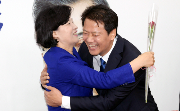 임종석 대통령 비서실장이 16일 국회를 방문, 더불어민주당 추미애 대표에게 장미꽃을 건네고 있다.  이종원 선임기자 jongwon@seoul.co.kr