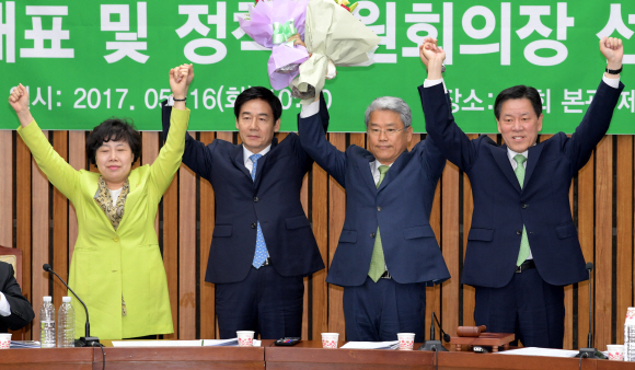 16일 국회에서 열린 국민의당 의원총회에서 새 원내지도부가 선출된 뒤 꽃다발을 들고 취재진을 향해 포즈를 취하고 있다.  이종원 선임기자 jongwon@seoul.co.kr