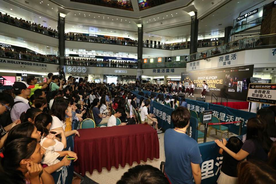지난 13일 홍콩의 플라자 헐리우드에서 열린 ‘2017 케이팝 커버댄스 페스티벌’을 관람하기 위해 행사장을 가득 메운 3,000여 명의 관객