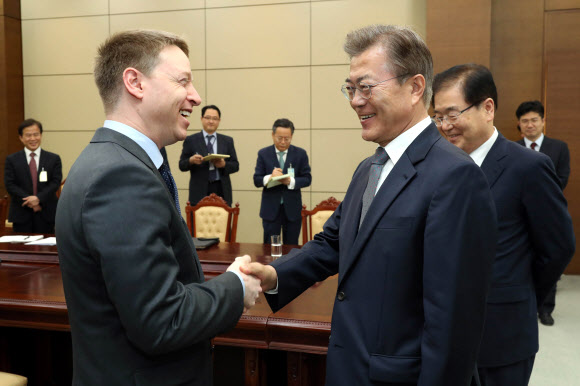 문 대통령, 미국 정부대표단과 비공개 만남