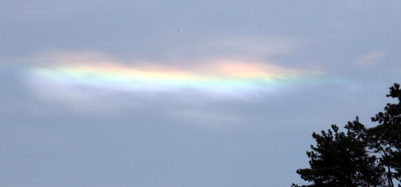 16일 충남 서천 춘장대 해수욕장 인근 하늘에 무지갯빛 구름인 채운이 나타났다. 옛사람들은 태양광의 회절 현상으로 생기는 채운을 상서로운 구름으로 생각했다.  연합뉴스