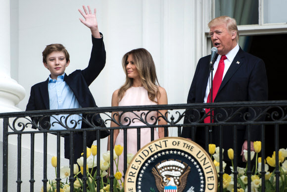 도널드 트럼프 미국 대통령의 막내아들 배런(왼쪽) AFP 연합뉴스