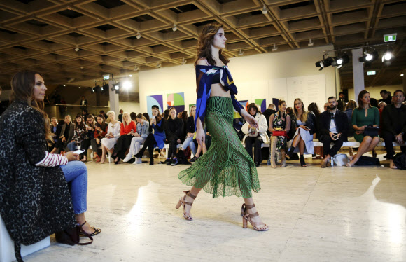 시드니 메르세데스 벤츠 패션 위크에서 런웨이를 걷는 모델