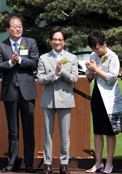 박수치는 이재현 회장