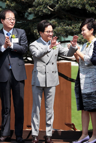 직원들 향해 인사하는 이재현 회장
