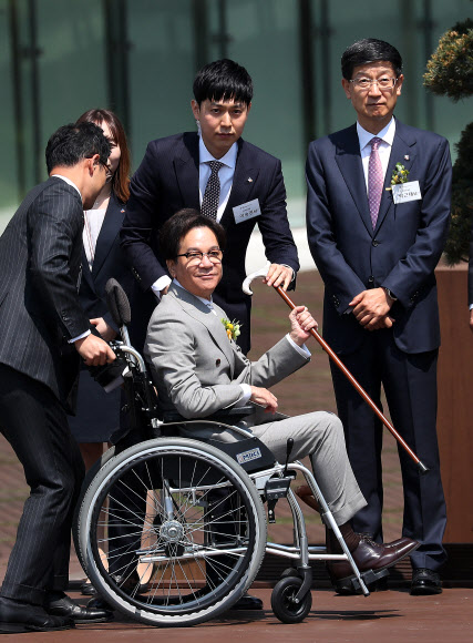 취재진 바라보는 이재현 회장