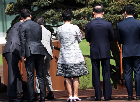 기념식수하는 이재현 회장