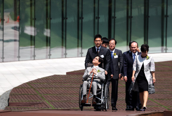 CJ블로썸파크 올려다보는 이재현 회장