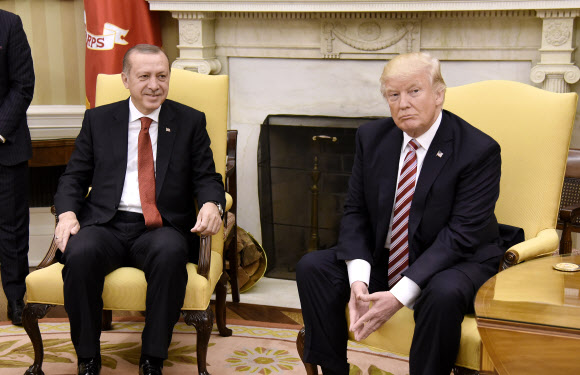 트럼프 미국 대통령과 에르도안 터키 대통령 ‘어색한 만남?’