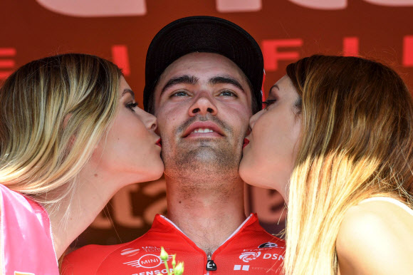 톰 뒤마울린이 16일(현지시간) 이탈리아에서 열린 제100회 지로 디탈리아(Giro d’Italia) 사이클 대회 10구간에서 우승을 차지한 뒤 포디움에서 축하 키스를 받고 있다. EPA 연합뉴스