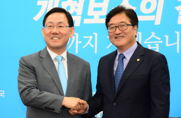 우원식 민주당 원내대표와 주호영 바른정당 원내대표