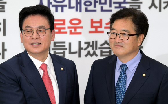 우원식 민주당 원내대표와 정우택 자유한국당 원내대표