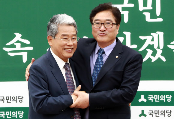 우원식 민주당 원내대표와 김동철 국민의당 원내대표