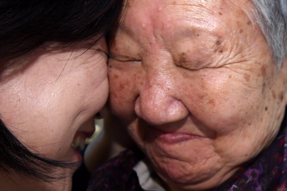 위안부 피해 할머니와 얼굴 맞댄 심상정