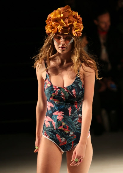 17일(현지시간) 호주 시드니에서 열린 ‘메르세데스-벤츠 수영복 패션 위크’에서 모델이 더스키의 의상을 선보이고 있다.<br>EPA 연합뉴스