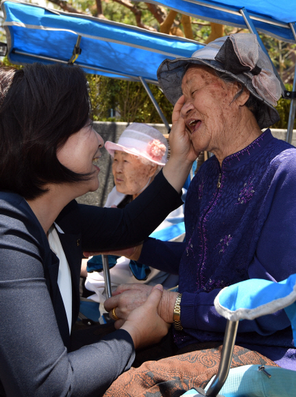 위안부 피해 할머니 얼굴 쓰다듬는 심상정
