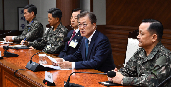 문재인 대통령이 17일 오후 취임 이후 처음으로 국방부를 방문, 전군 지휘관이 모인 자리에서 발언하고 있다.  안주영 기자 jya@seoul.co.kr
