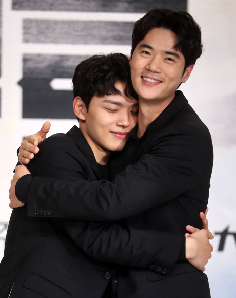 여진구-김강우 ’우리는 돈독하다’