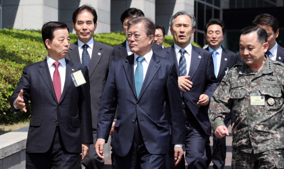 국방부 순시에 나선 문재인 대통령이 17일 오후 국방부 회의실에 행사를 마친뒤 합동참모본부로 향하고 있다. 안주영 기자 jya@seoul.co.kr
