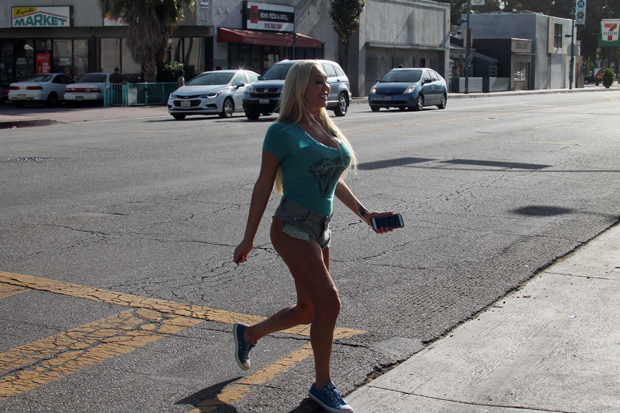 ‘셀러브리티 리햅’ 스타 메리 캐리가 16일(현지시간) 미국 스튜디오 시 길거리를 걸어가는 모습이 미국 연예매체 스플래쉬닷컴에 포착됐다. 사진=TOPIC / SPLASH NEWS(www.topicimages.com)