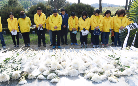 세월호 유가족, 국립5.18민주묘지 찾아 슬픔 나눠