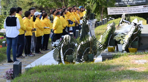 세월호 유가족, 국립5.18민주묘지 찾아 슬픔 나눠