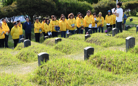 세월호 유가족, 국립5.18민주묘지 찾아 슬픔 나눠