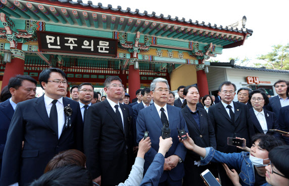 국민의당 김동철 당 대표 권한대행 겸 원내대표와 의원들이 17일 오후 광주 북구 운정동 국립 5·18민주묘지를 참배, 취재진의 질문에 답하고 있다. 연합뉴스.