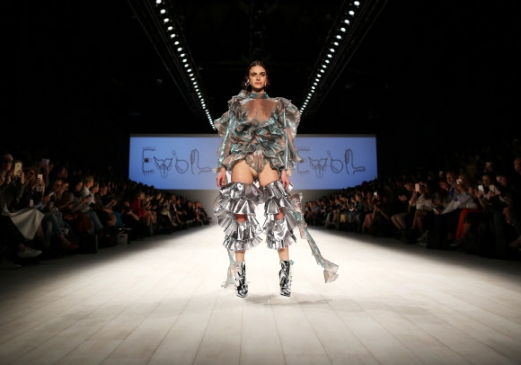 모델이 17일(현지시간) 호주 시드니에서 열린 ‘메르세데스-벤츠 패션 위크 호주’의 the Innovators Fashion Design Studio show 중 Evol의 작품을 선보이고 있다. EPA 연합뉴스