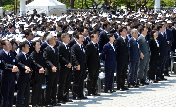 5.18 민주화운동 37주년 기념식이 18일 광주 북구 운정동 국립5.18민주묘지에서 엄수된 가운데 문재인 대통령과 참석자들 임을 위한 행진곡을 제창하고 있다. 청와대사진기자단