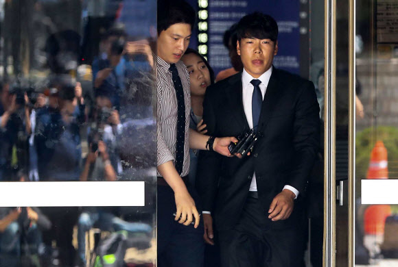 강정호, 취재진 사이로