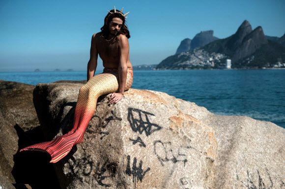 포르투갈의 머맨(남자 인어)으로 유명한 다비 드 올리베이라 모레이라(Davi de Oliveira Moreira)가 그가 직접 디자인한 인어 꼬리 의상을 착용하고 지난 3일(현지시간) 브라질 리우 데 자네이루의 이파네마 해변에서 촬영을 진행했다. AFP 연합뉴스