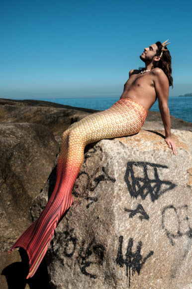 포르투갈의 머맨(남자 인어)으로 유명한 다비 드 올리베이라 모레이라(Davi de Oliveira Moreira)가 그가 직접 디자인한 인어 꼬리 의상을 착용하고 지난 3일(현지시간) 브라질 리우 데 자네이루의 이파네마 해변에서 촬영을 진행했다. AFP 연합뉴스