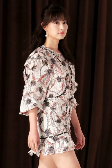 김지원, 자체발광 꽃미녀