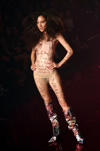 18일(현지시간) 호주 시드니에서 열린 ‘호주 패션 위크(Fashion Week Australia)’ 중 모델이 호주 브랜드 ‘로맨스 워즈 본(Romance Was Born)’의 컬렉션을 선보이고 있다. AFP 연합뉴스