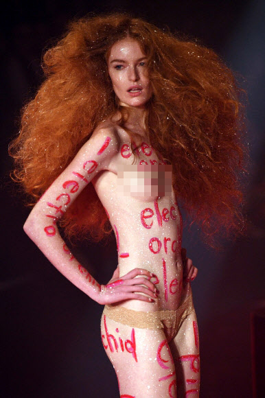 18일(현지시간) 호주 시드니에서 열린 ‘호주 패션 위크(Fashion Week Australia)’ 중 모델이 호주 브랜드 ‘로맨스 워즈 본(Romance Was Born)’의 컬렉션을 선보이고 있다. AFP 연합뉴스