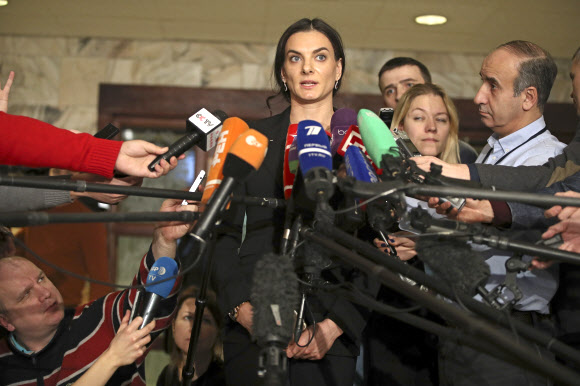 옐레나 이신바예바가 지난해 12월 9일(현지시간) 모스크바에서 취재진의 질문에 답하고 있다. AP 자료사진 연합뉴스 