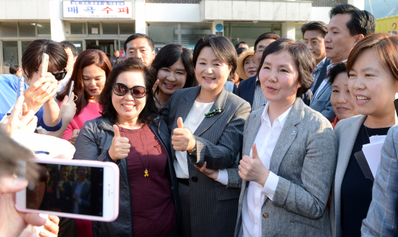 문재인 대통령의 부인 김정숙 여사가 18일 자택이 있는 경남 양산시 덕계동 매곡마을을 방문해 마을주민들과 기념촬영을 하고 있다.  청와대사진기자단