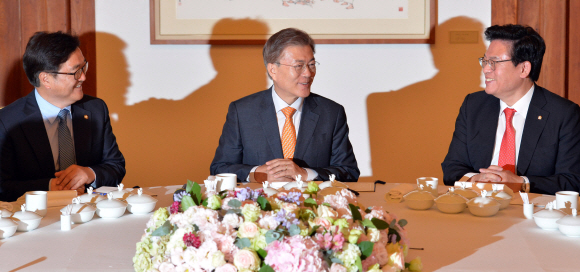 문재인 대통령이 19일 청와대 상춘재에서 여야 원내대표들과 오찬회동을 갖고 있다. 2017. 05. 19 청와대사진기자단