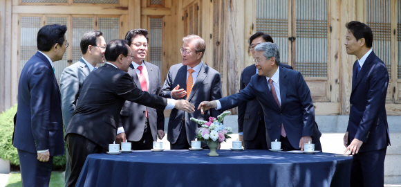 문재인 대통령이 19일 낮 청와대에서 여야 5당 원내대표와 첫 오찬 회동에 앞서 참석자들과 인사를 나누고 있다. 오찬에는 우원식 더불어민주당 원내대표, 정우택자유한국당 대표 권한대행 겸 원내대표, 김동철 국민의당 대표 권한대행 겸 원내대표, 주호영 바른정당 원내대표, 노회찬 정의당 원내대표 등이 참석했다. 2017. 05. 19 청와대사진기자단