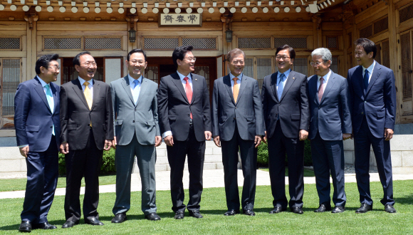 문재인 대통령이 19일 청와대 상춘재에서 여야 원내대표들과 오찬회동을 갖기 전 환담을 나누고 있다. 2017. 05. 19 청와대사진기자단