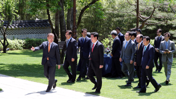 문재인 대통령이 19일 낮 청와대에서 여야 5당 원내대표와 첫 오찬 회동을 위해 다하께 오찬장으로 이동하고 있다. 오찬에는 우원식 더불어민주당 원내대표, 정우택자유한국당 대표 권한대행 겸 원내대표, 김동철 국민의당 대표 권한대행 겸 원내대표, 주호영 바른정당 원내대표, 노회찬 정의당 원내대표 등이 참석했다.  2017. 05. 19 청와대사진기자단