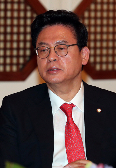 문 대통령,여야 5당 원내대표와 첫 오찬 회동 문재인 대통령이 19일 낮 청와대에서 여야 5당 원내대표와 첫 오찬 회동을 하고 있다. 오찬에는 우원식 더불어민주당 원내대표, 정우택자유한국당 대표 권한대행 겸 원내대표, 김동철 국민의당 대표 권한대행 겸 원내대표, 주호영 바른정당 원내대표, 노회찬 정의당 원내대표 등이 참석했다.  2017. 05. 19 청와대사진기자단