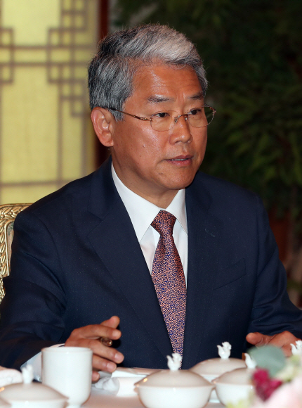 문 대통령,여야 5당 원내대표와 첫 오찬 회동 문재인 대통령이 19일 낮 청와대에서 여야 5당 원내대표와 첫 오찬 회동을 하고 있다. 오찬에는 우원식 더불어민주당 원내대표, 정우택자유한국당 대표 권한대행 겸 원내대표, 김동철 국민의당 대표 권한대행 겸 원내대표, 주호영 바른정당 원내대표, 노회찬 정의당 원내대표 등이 참석했다.  2017. 05. 19 청와대사진기자단