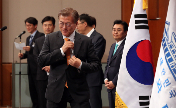 문재인 대통령이 19일 오후 춘추관 대브리핑실에서 김이수 헌법재판소장 인사발표를 하기 위해 입장하고 있다. 2017. 05. 19 청와대사진기자단